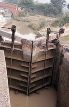 Lock 10, Napton. Cast iron lock gates. August 1973