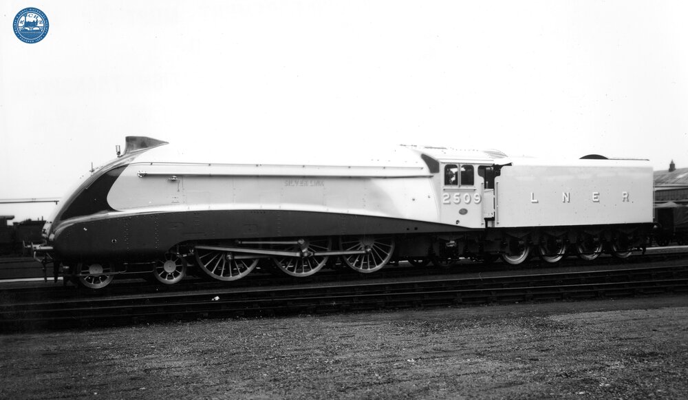A4 Class 4-6-2 No. 2509 "Silver Link" 1936. (Ref: 010968)