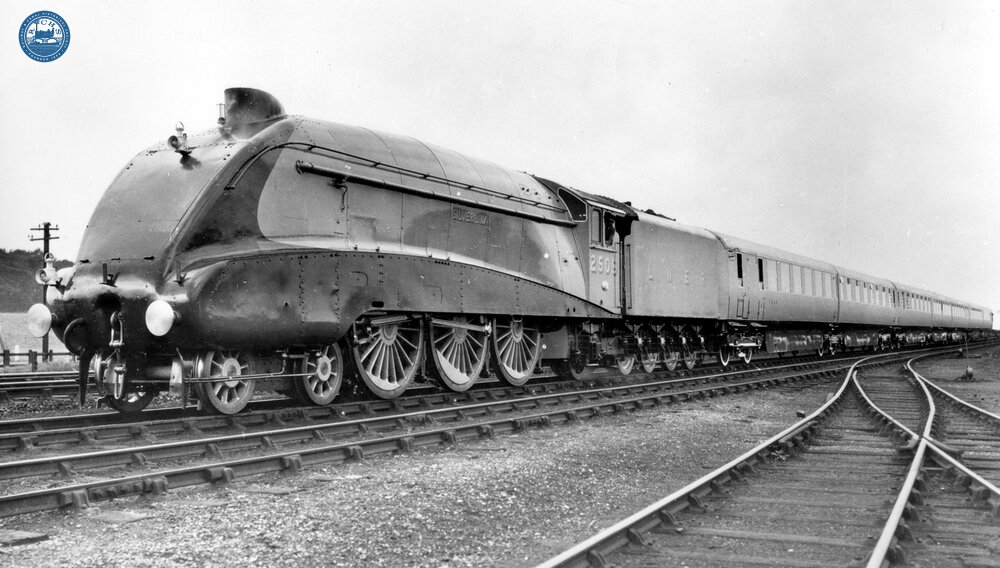 A4 Class 4-6-2 No. 2509 "Silver Link" at Northallerton in 1935. (Ref: 010969)
